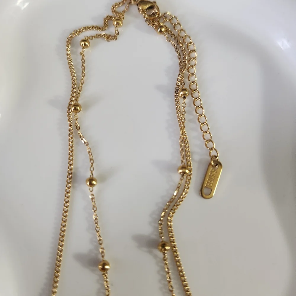 Stainless steel layered crystal clover necklace - Picture 2 of 5